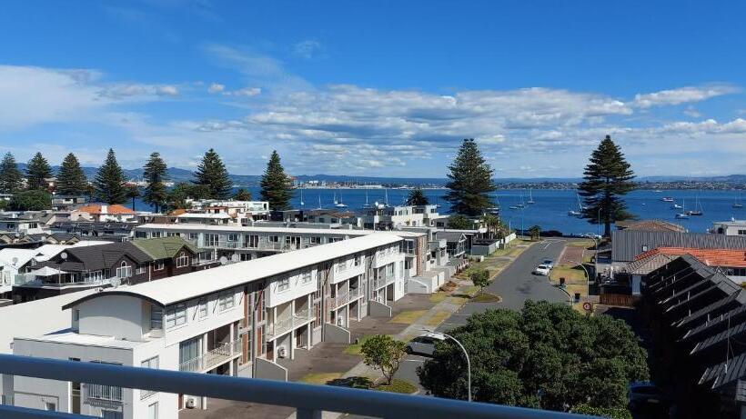 디럭스 스튜디오, The Atrium