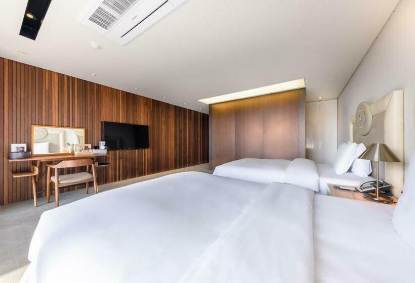 Standaard Studio, Bayhill Pool & Villa