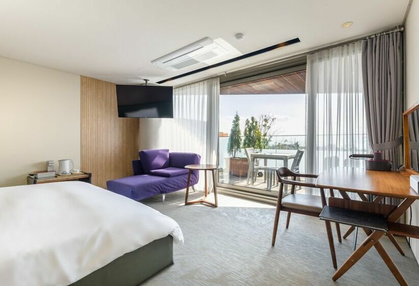 Standaard Studio, Bayhill Pool & Villa