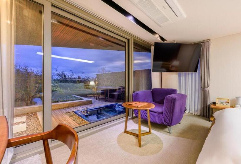 Standaard Studio, Bayhill Pool & Villa