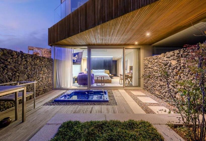 Standaard Studio, Bayhill Pool & Villa