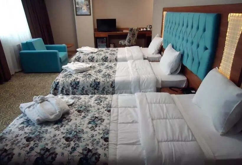 デラックスの4人部屋, Golden Lounge