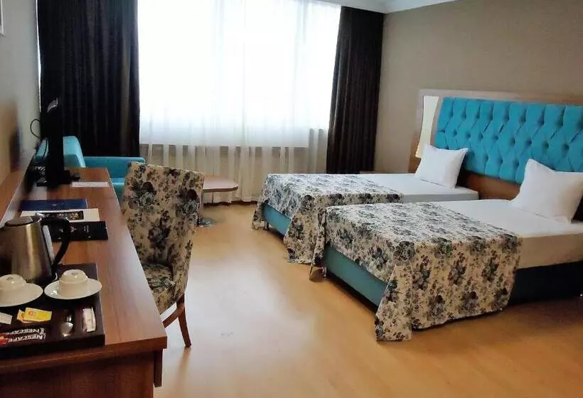 デラックスの4人部屋, Golden Lounge