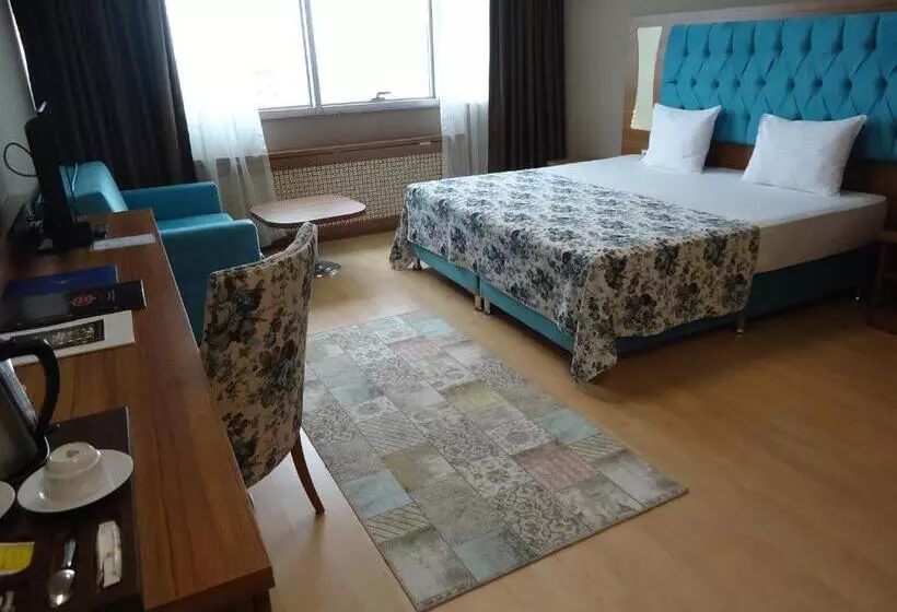デラックスの4人部屋, Golden Lounge