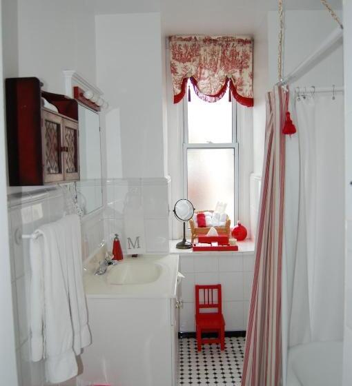 标准三人间, Mcgee S Inn