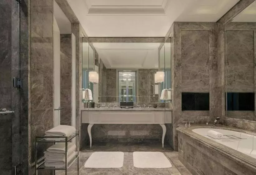 اتاق استاندارد با تخت دو نفره بزرگ, The St. Regis Kuala Lumpur