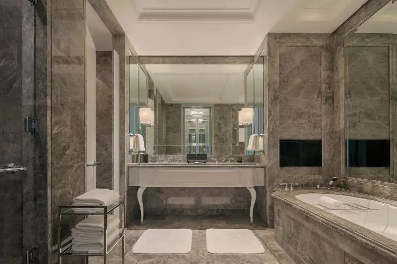 اتاق استاندارد با تخت بزرگ, The St. Regis Kuala Lumpur