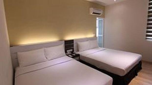 חדר משפחתי, The V