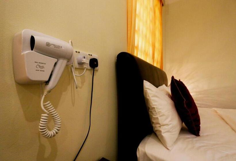 غرفة عائلية, Golden Lodge