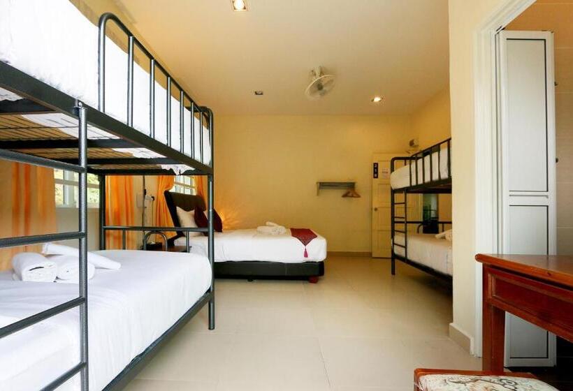 غرفة عائلية, Golden Lodge