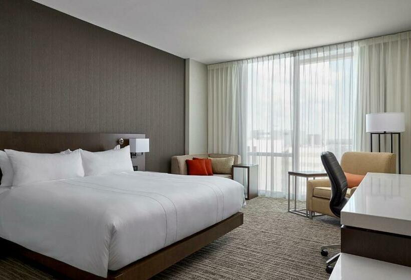 اتاق استاندارد با تخت بزرگ, Calgary Airport Marriott Interminal