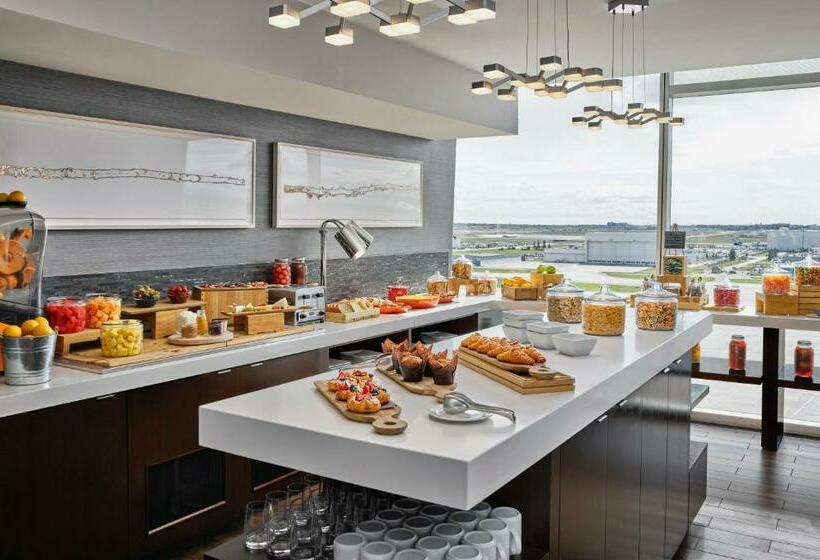 اتاق استاندارد با تخت بزرگ, Calgary Airport Marriott Interminal