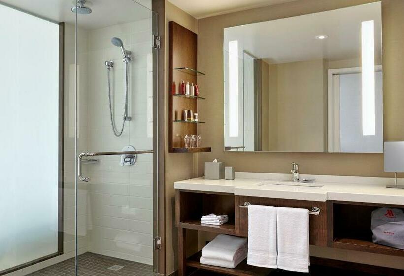 חדר סטנדרט עם מיטת קינג, Calgary Airport Marriott Interminal