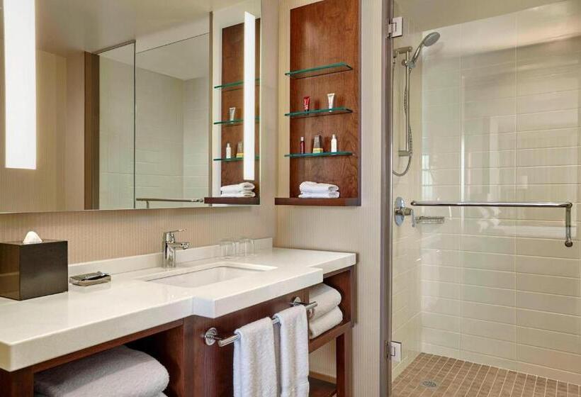 חדר סטנדרט עם מיטת קינג, Calgary Airport Marriott Interminal