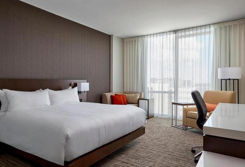اتاق استاندارد با تخت بزرگ, Calgary Airport Marriott Interminal