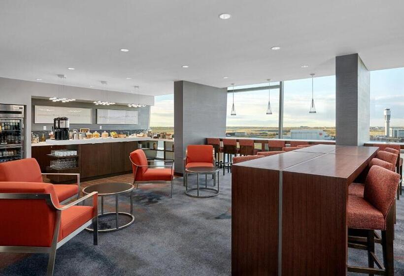 اتاق استاندارد با تخت بزرگ, Calgary Airport Marriott Interminal