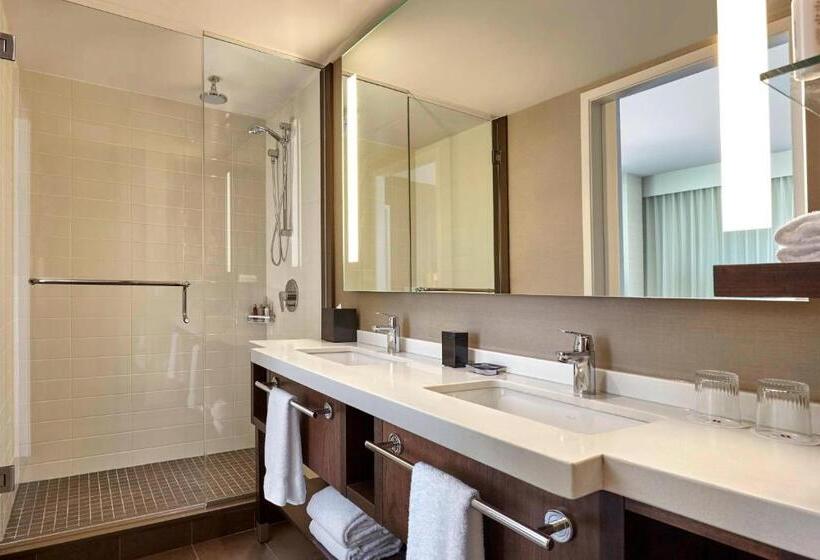 מיטת קינג בסוויטה, Calgary Airport Marriott Interminal