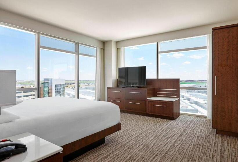 מיטת קינג בסוויטה, Calgary Airport Marriott Interminal