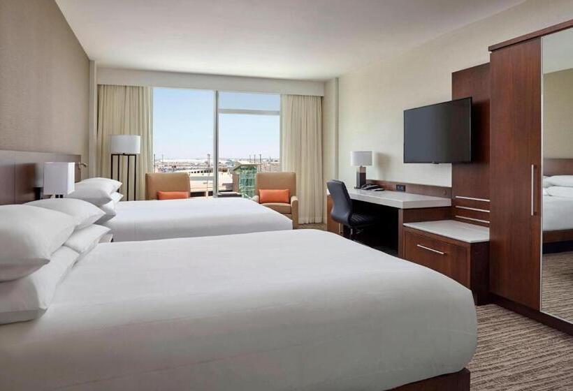 חדר סטנדרט עם מיטת קווין, Calgary Airport Marriott Interminal