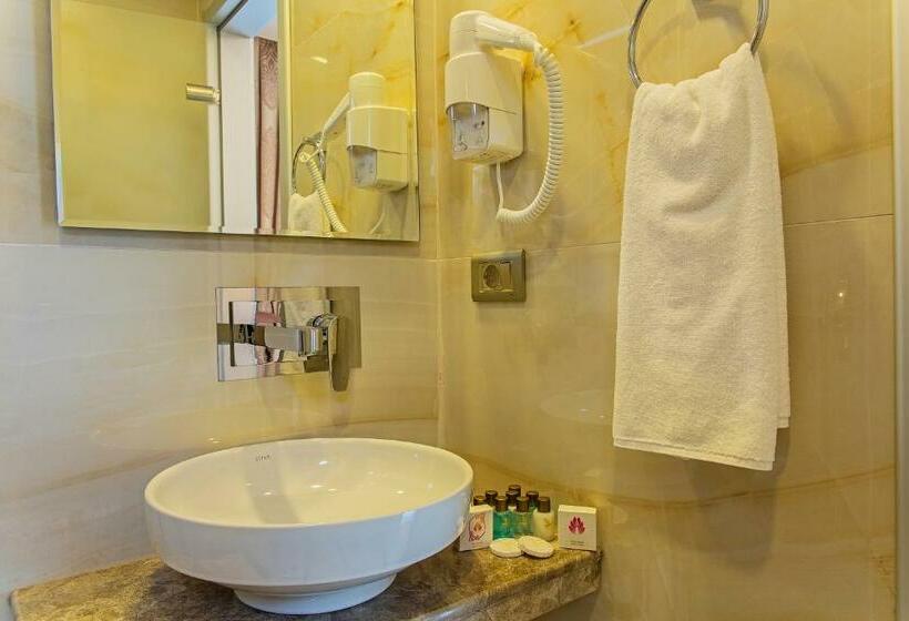 اتاق استاندارد با بالکن, Grand Naki