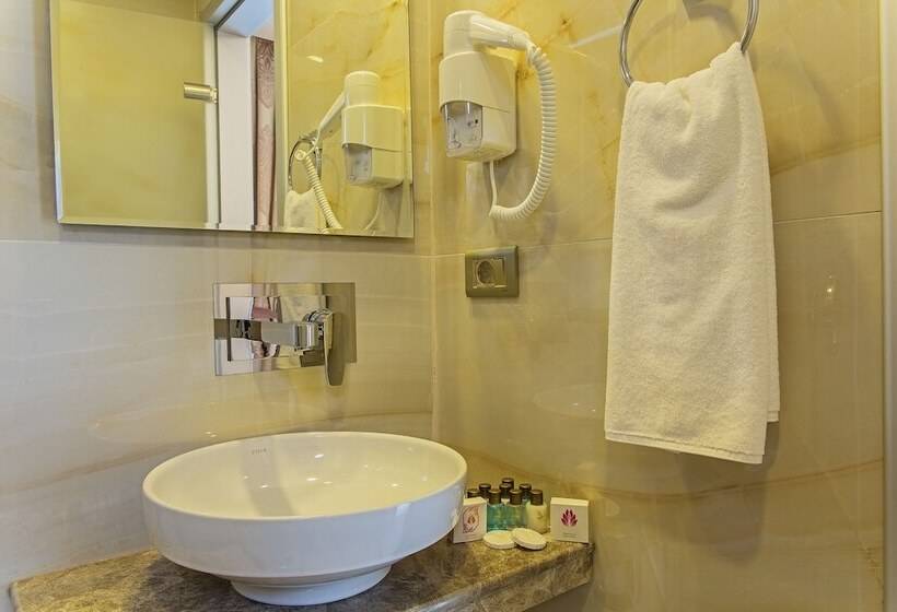 اتاق استاندارد سه نفره, Grand Naki