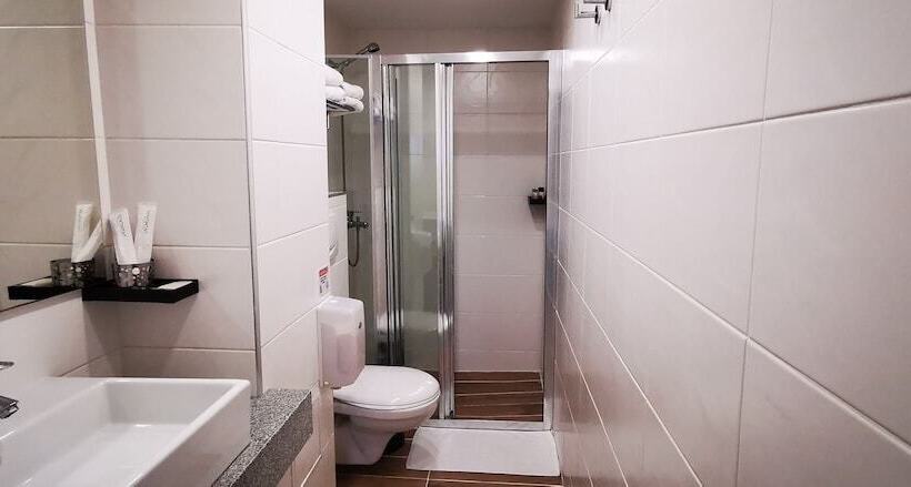 اتاق استاندارد, Rise Street Art