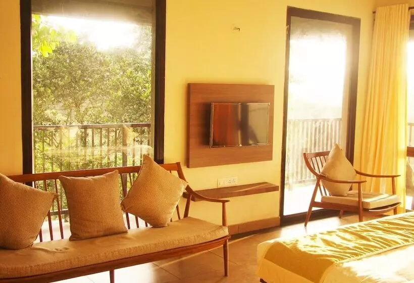 山の見えるスーペリアルーム, The Mountain Courtyard Thekkady