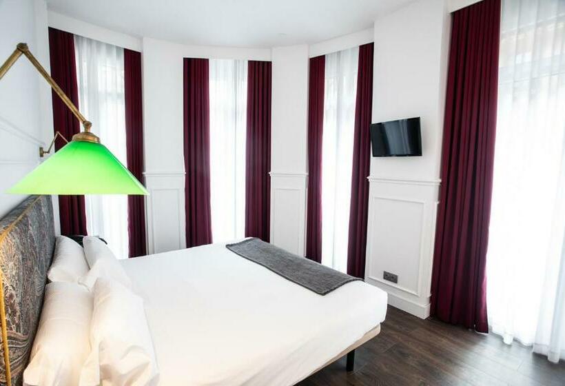 اتاق سوپریور با بالکن, Trueba