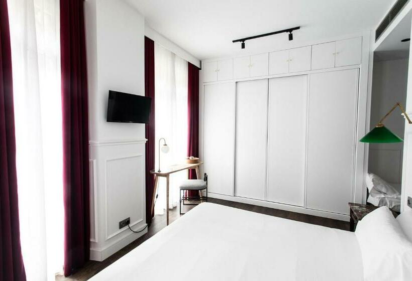 اتاق سوپریور با بالکن, Trueba