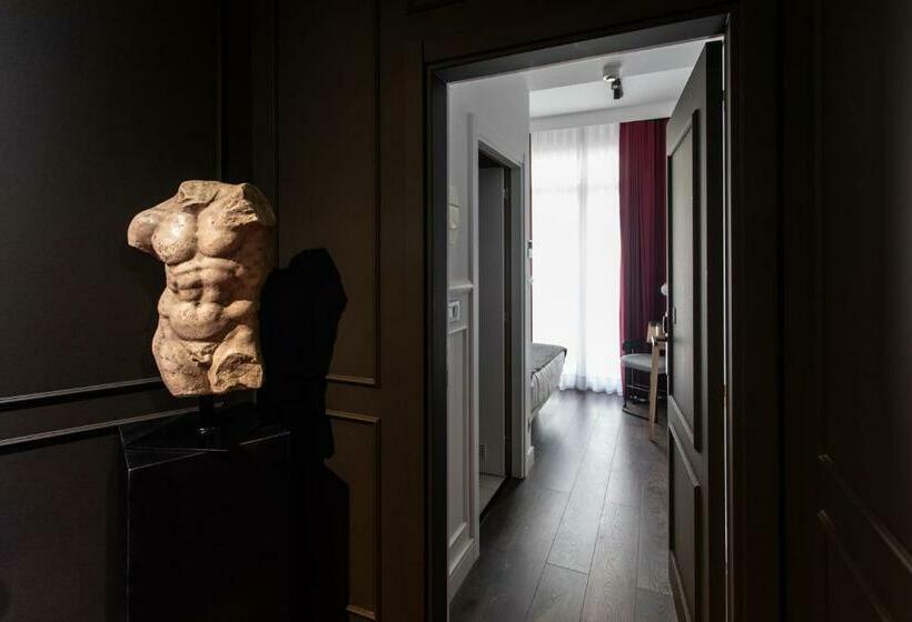 اتاق اکونومی, Trueba