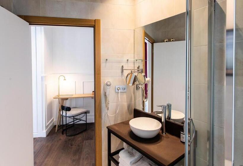 اتاق سوپریور با بالکن, Trueba