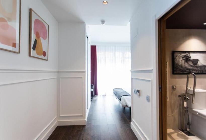 اتاق سوپریور با بالکن, Trueba