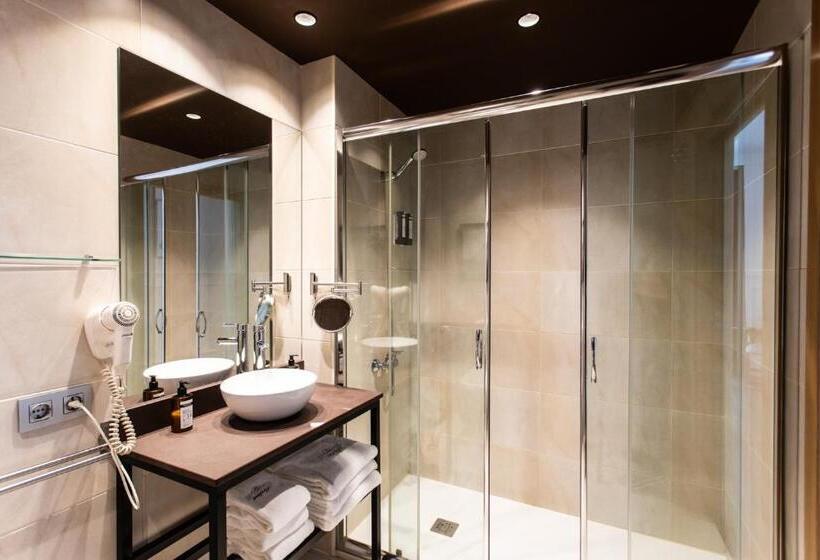 اتاق سوپریور با بالکن, Trueba