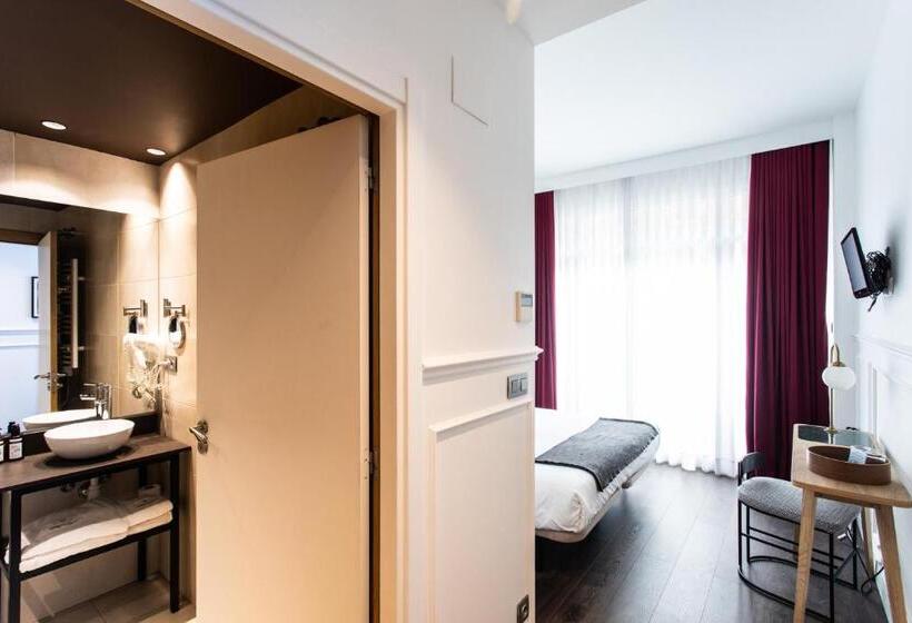 اتاق لوکس با بالکن, Trueba