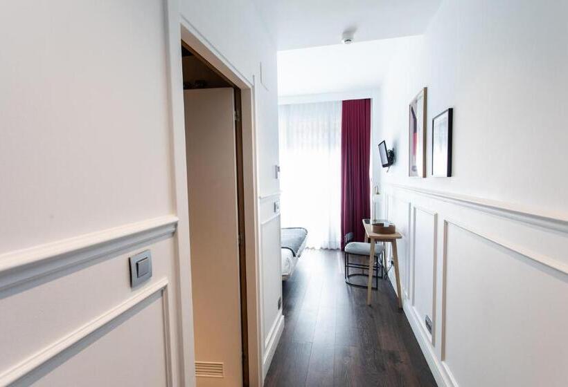 اتاق لوکس با بالکن, Trueba