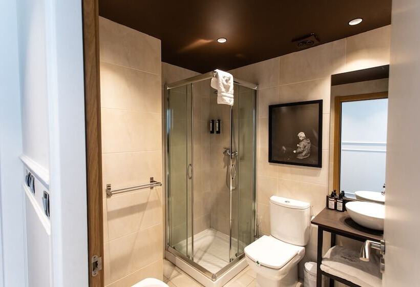 اتاق لوکس, Trueba