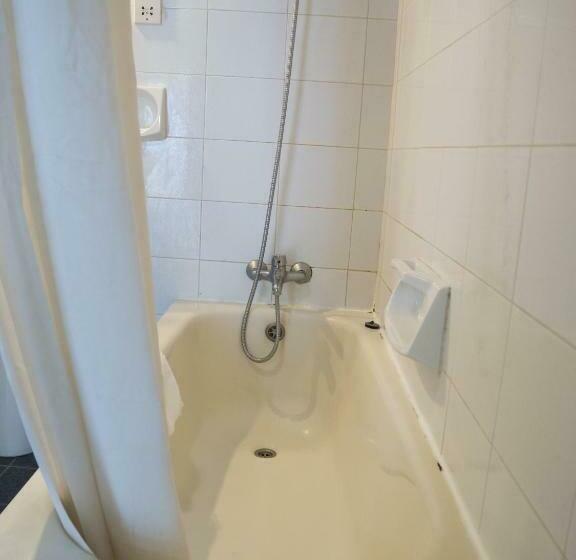 اتاق استاندارد سه نفره, Huli & Apartments