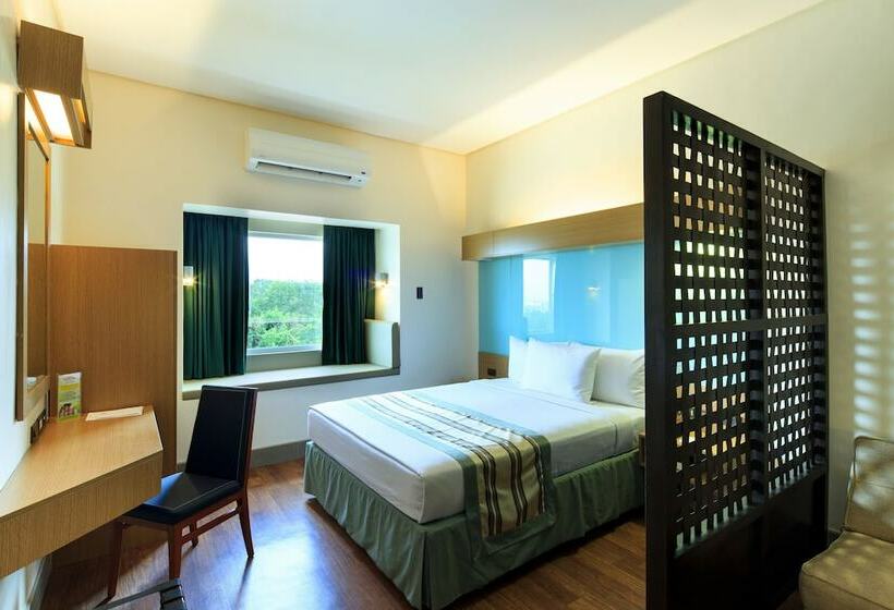 Люкс, Microtel By Wyndham South Forbes Near Nuvali