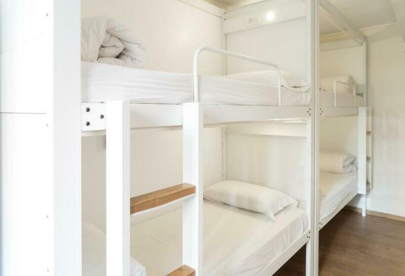 Кровать в Многоместном Номере с Общей Ванной, Pars Teatro Hostel