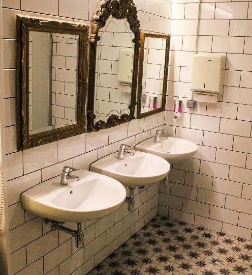 اتاق استاندارد چهارنفره با سرویس بهداشتی مشترک, Pars Teatro Hostel