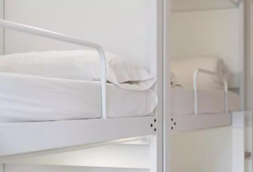 اتاق استاندارد چهارنفره با سرویس بهداشتی مشترک, Pars Teatro Hostel