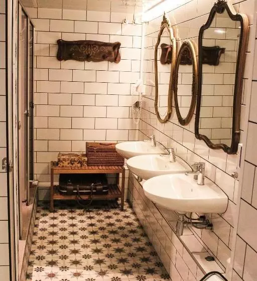 اتاق استاندارد چهارنفره با سرویس بهداشتی مشترک, Pars Teatro Hostel