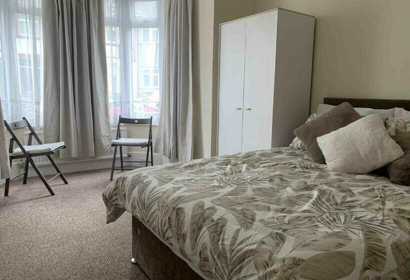 バス共有のスタンダードルーム, Silverdale House