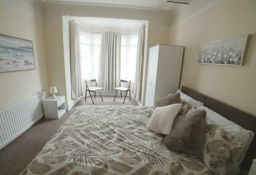 バス共有のスタンダードルーム, Silverdale House