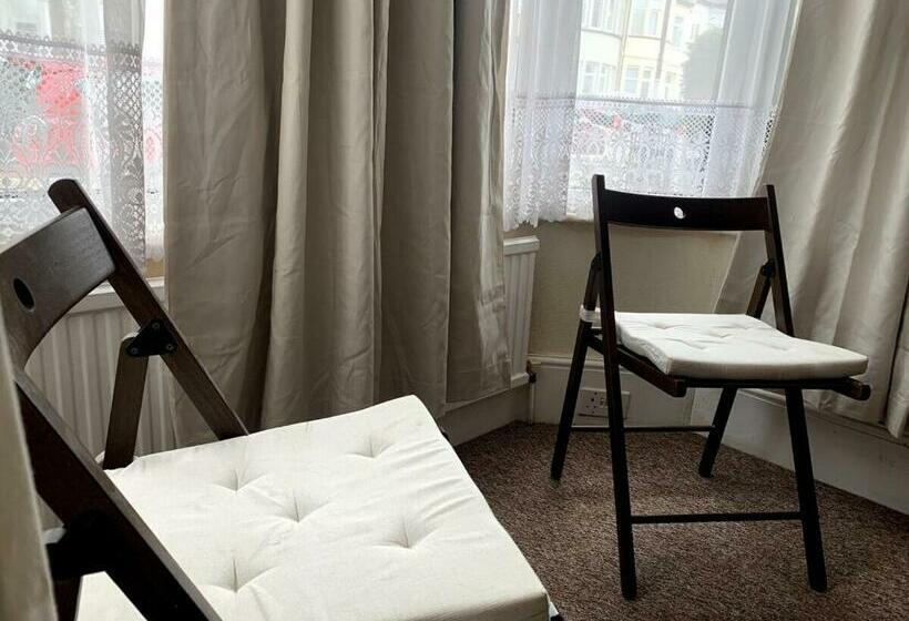 バス共有のスタンダードルーム, Silverdale House