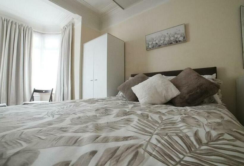 バス共有のスタンダードルーム, Silverdale House