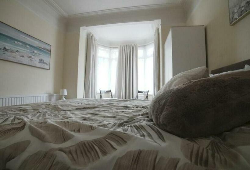 バス共有のスタンダードルーム, Silverdale House