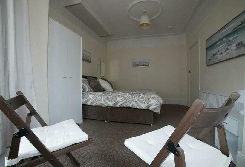 バス共有のスタンダードルーム, Silverdale House