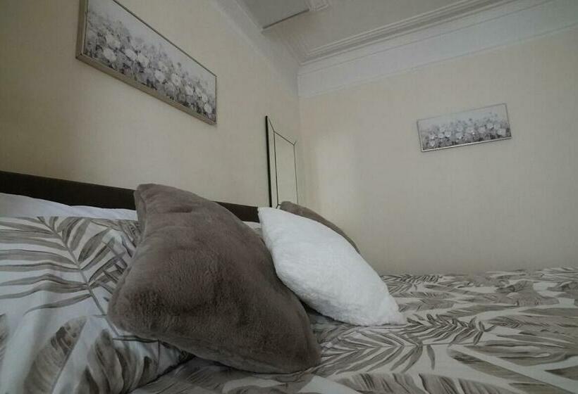 バス共有のスタンダードルーム, Silverdale House