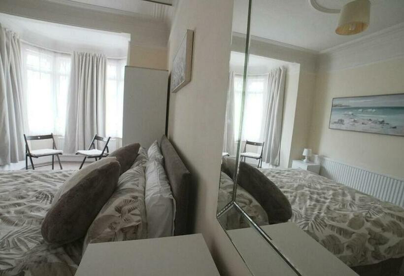 バス共有のスタンダードルーム, Silverdale House